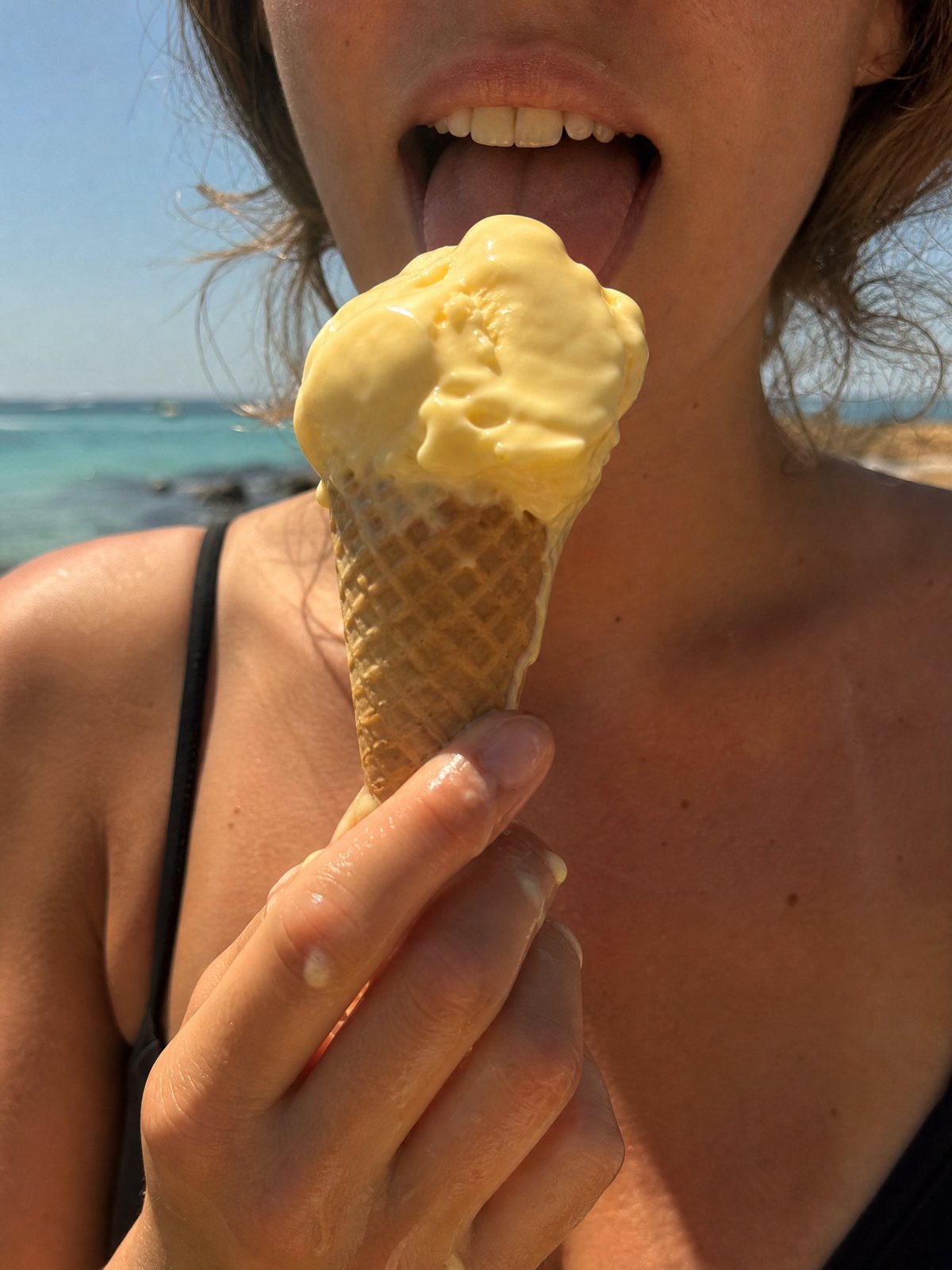 Primer plano natural de un helado artesano en cucurucho junto al mar en Gelateria El Faro Cullera