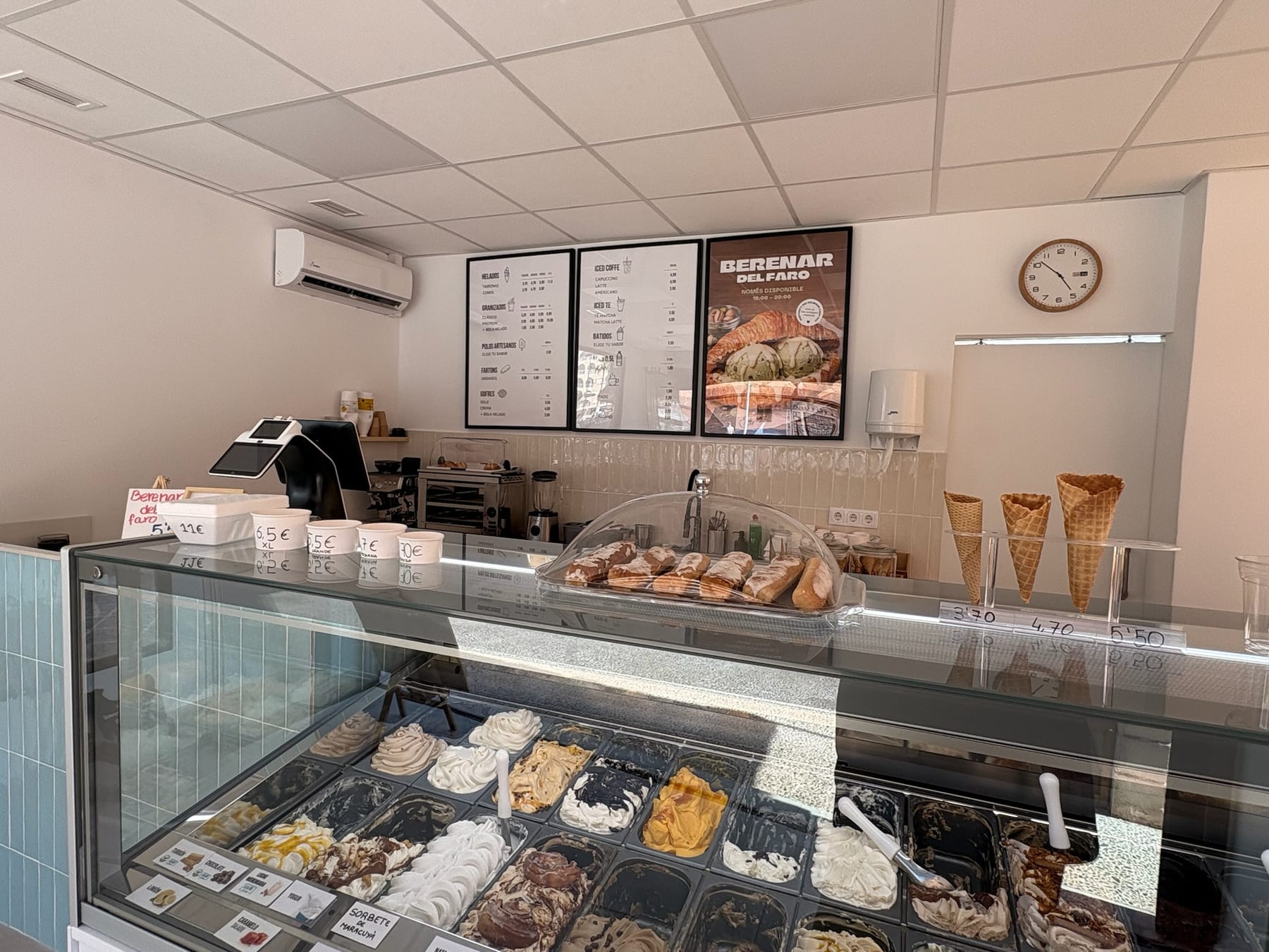 Front of Gelateria El Faro in the Faro de Cullera district