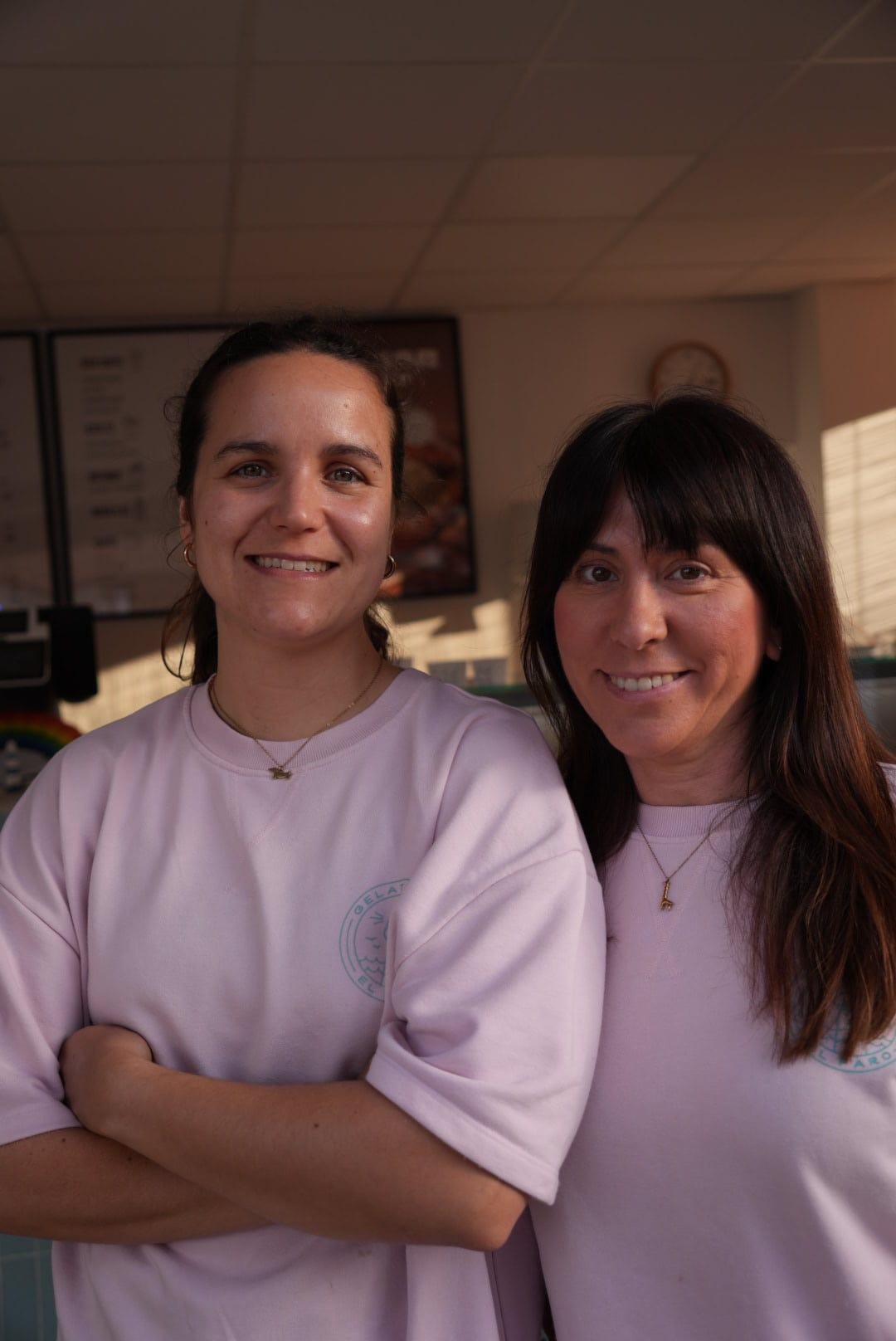 Las propietarias de Gelateria El Faro en la heladería