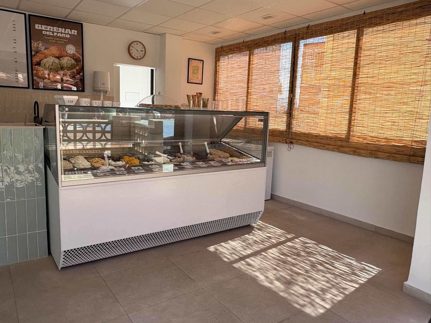 Vitrina de helados artesanos de Gelateria El Faro en Faro de Cullera